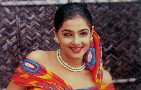 mamta kulkarni hot|९०च्या दशकातील मॉडर्न अभिनेत्री ममता कुलकर्णी आता झालीय。